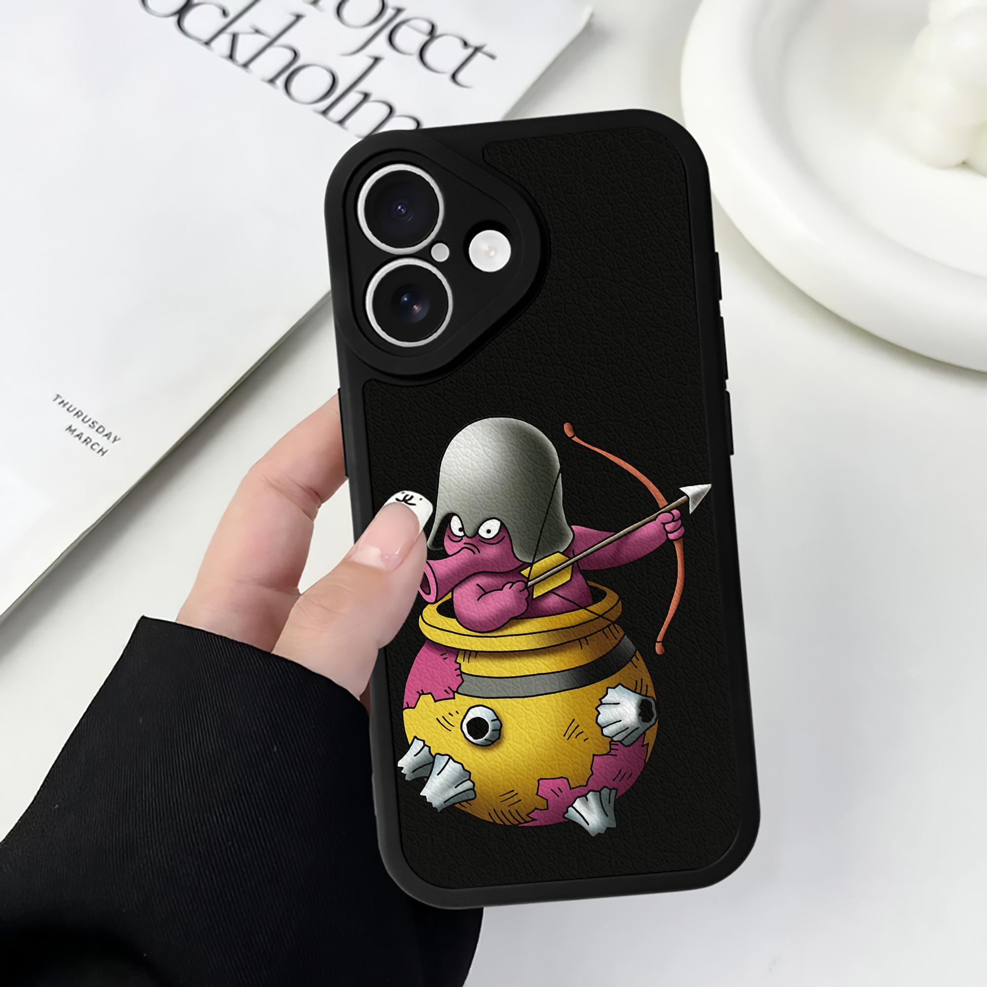 （画像用） ドラゴンクエスト Doragon Kuesuto Dragon Quest 【iPhone 16シリーズ対応】シリコンスマホケース（レザー調） 材質：シリコン